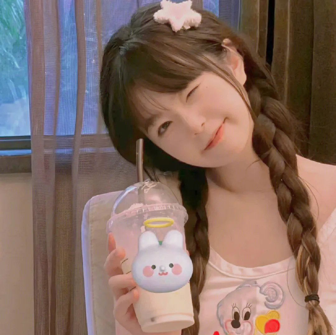 她苟活成了王者